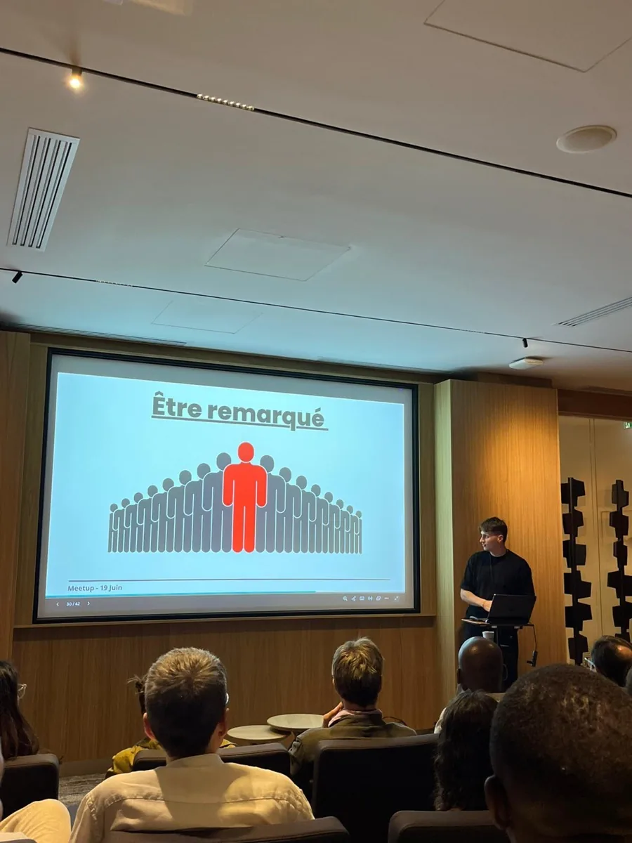 Slide « Être remarqué » pendant une conférence de Théophile Burnet