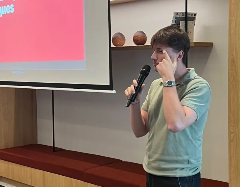 Théophile Burnet, micro en main, explique une règle d'usage